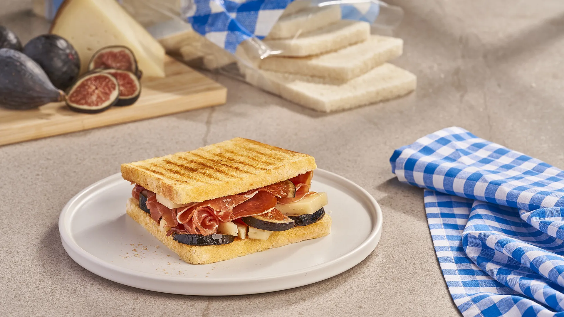 Sándwich de jamón serrano, higos y queso manchego