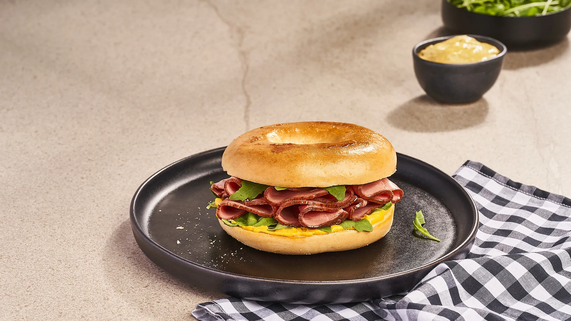 Bagel de roast beef con rúcula y mostaza dulce