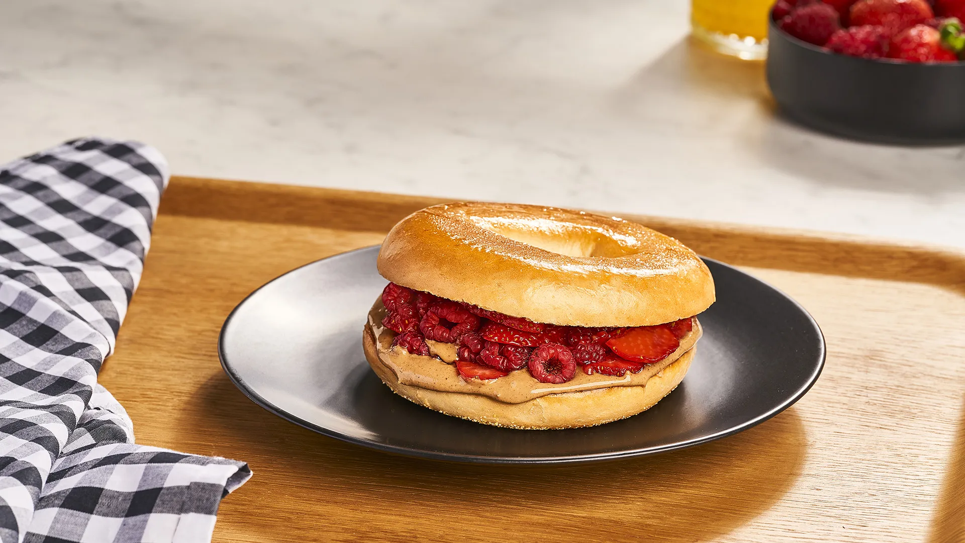 Bagel de crema de avellanas, fresas y frambuesas