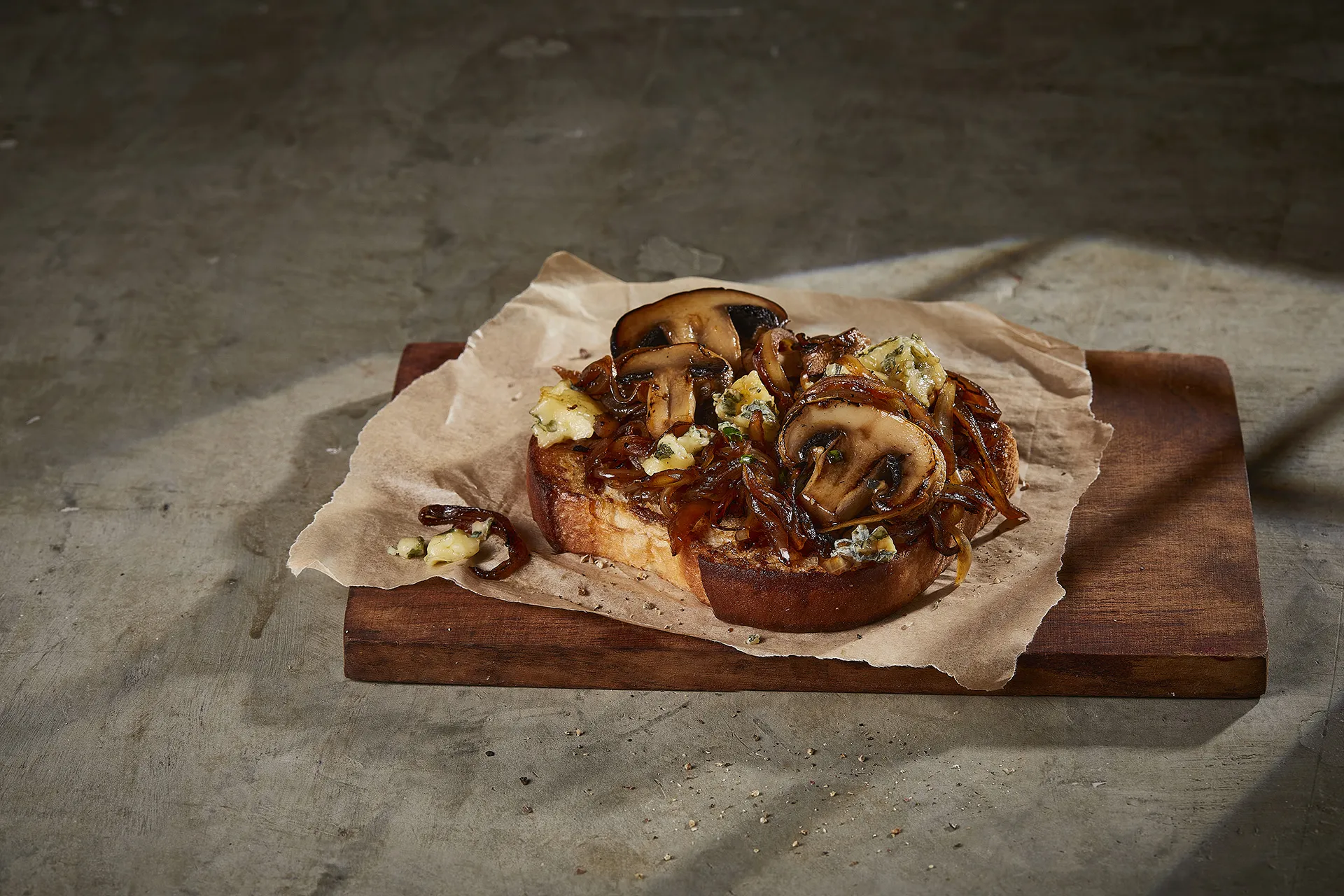 Bruschetta de hongos, cebolla caramelizada y queso azul