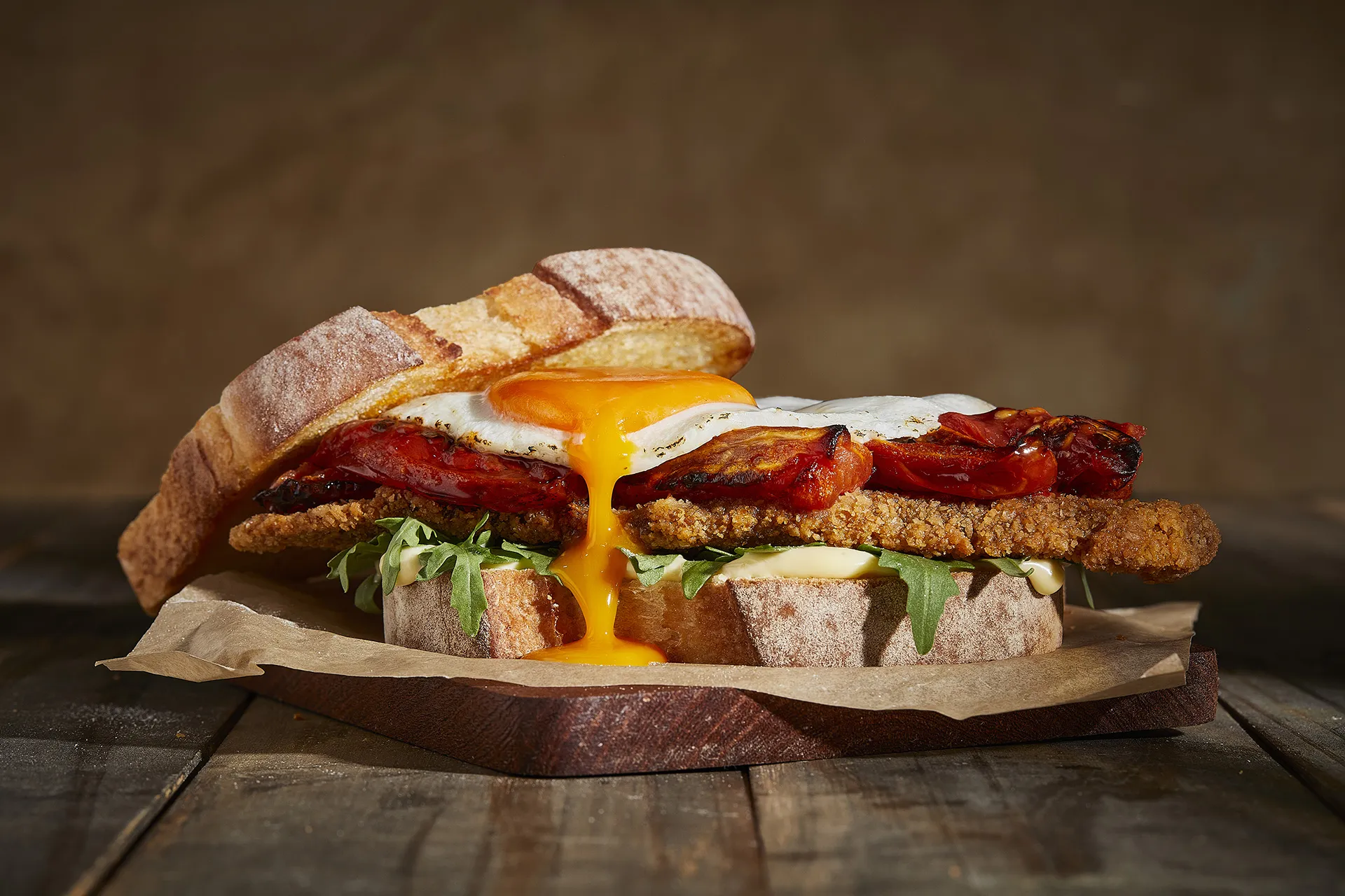 Sándwich de milanesa con huevo frito estilo argentino