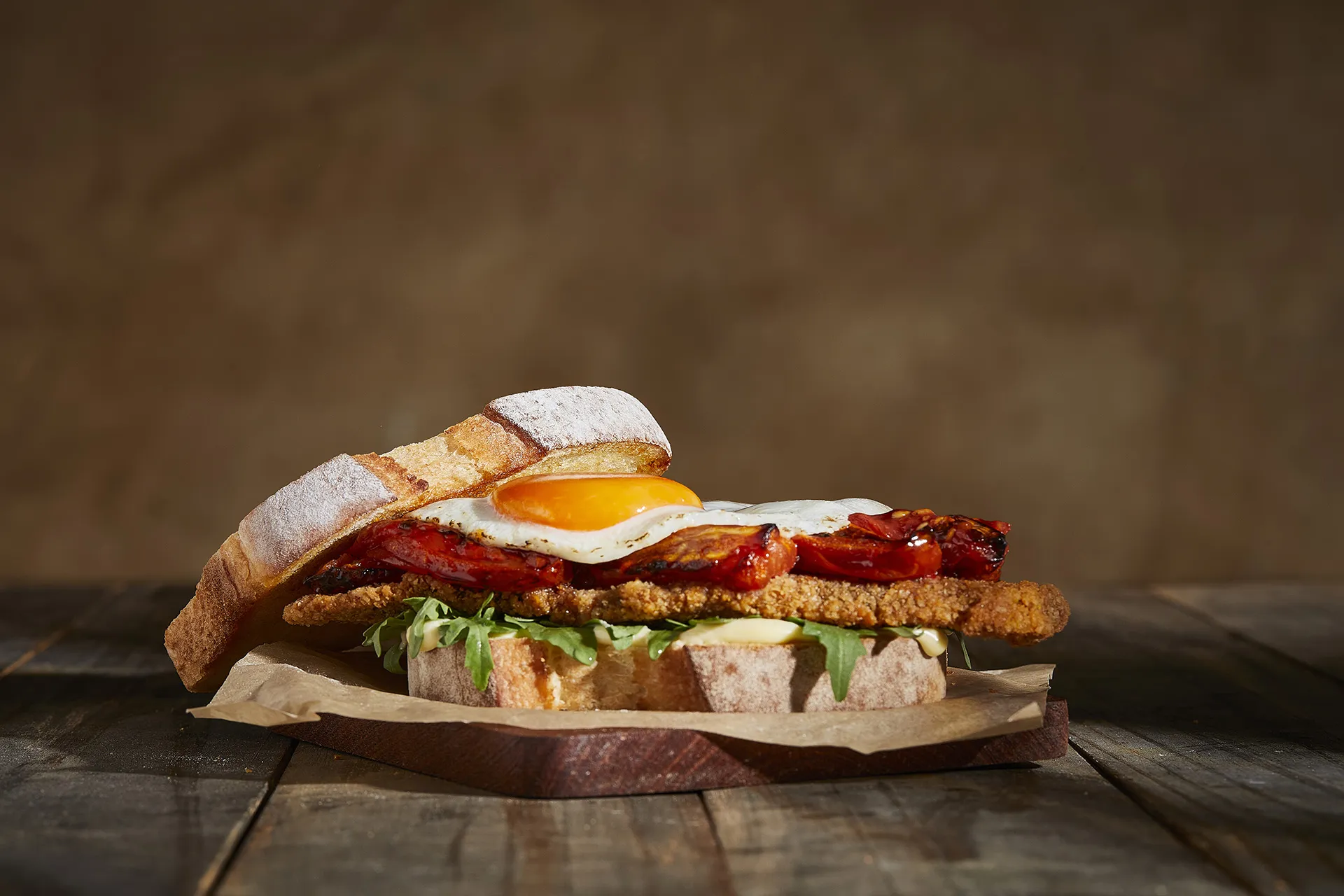 Sándwich de milanesa con huevo frito estilo argentino