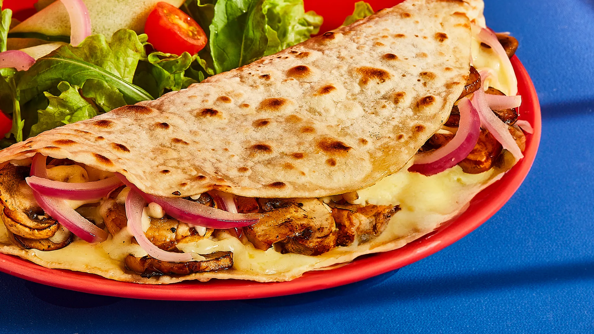 Quesadilla de queso, champiñones y cebolla roja